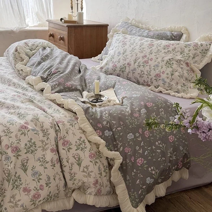 Lunvang™ Vendbart sengeteppe med vintageblomster, volang og putevar