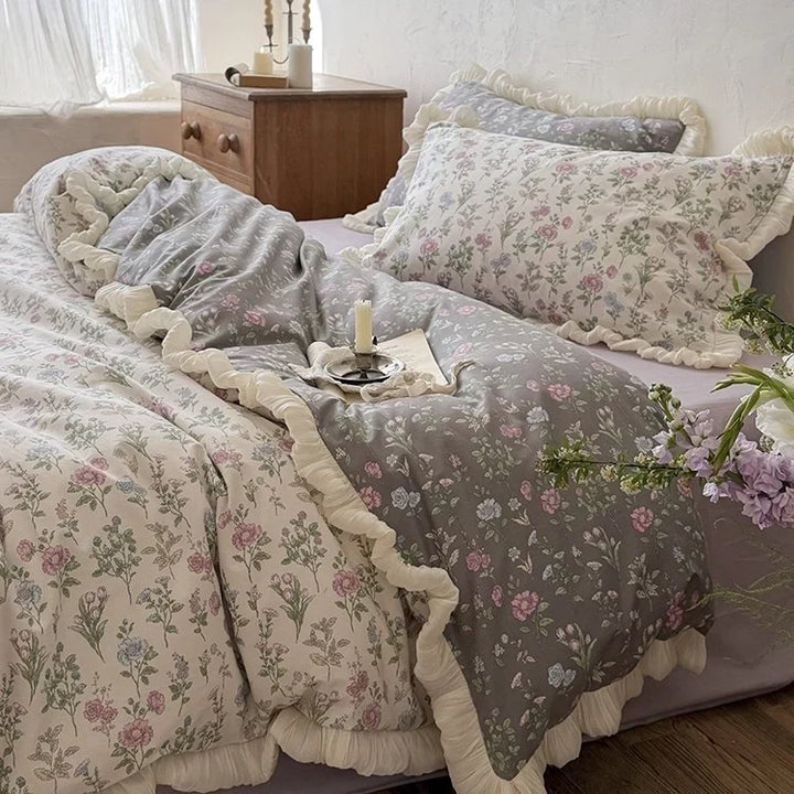 Lunvang™ Vendbart sengeteppe med vintageblomster, volang og putevar