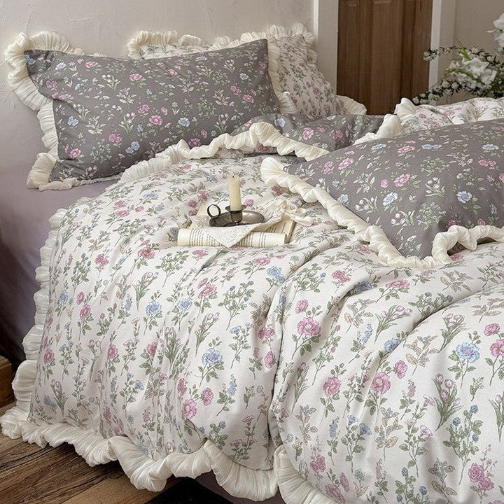 Lunvang™ Vendbart sengeteppe med vintageblomster, volang og putevar