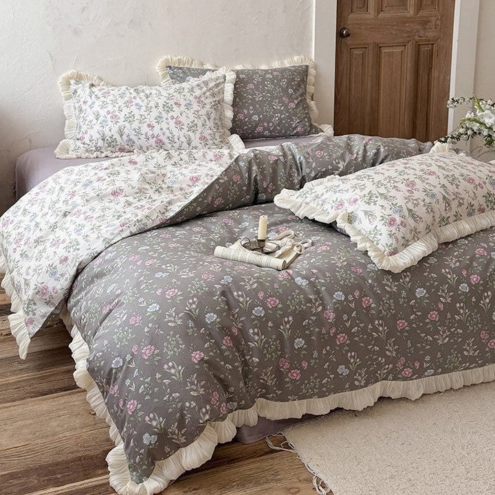 Lunvang™ Vendbart sengeteppe med vintageblomster, volang og putevar