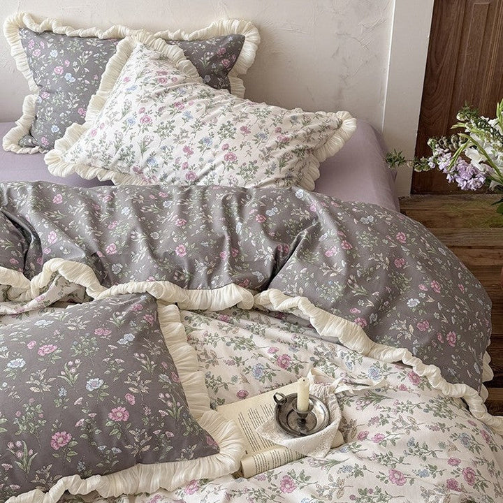 Lunvang™ Vendbart sengeteppe med vintageblomster, volang og putevar