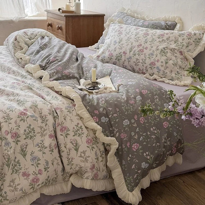 Lunvang™ Vendbart sengeteppe med vintageblomster, volang og putevar