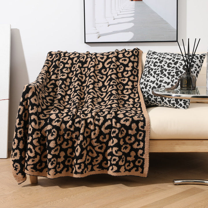 Myk pledd med leopardmønster i plysj til sofaen