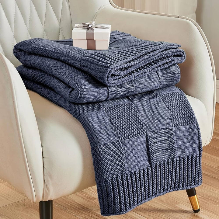 Strikket pledd med struktur, mykt og koselig i sofa og seng