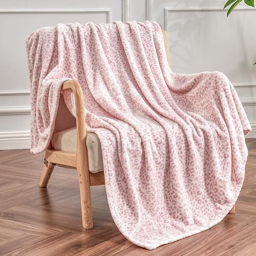 Myk julepledd i flanell med leopard- og kumønster