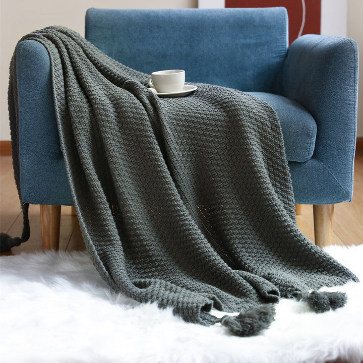 Vevd pledd i plysj med elegant mønster til sofaen