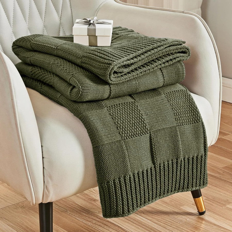 Strikket pledd med struktur, mykt og koselig i sofa og seng