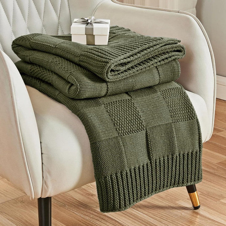 Strikket pledd med struktur, mykt og koselig i sofa og seng
