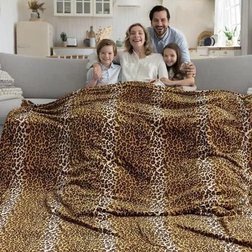 Myk julepledd i flanell med leopard- og kumønster