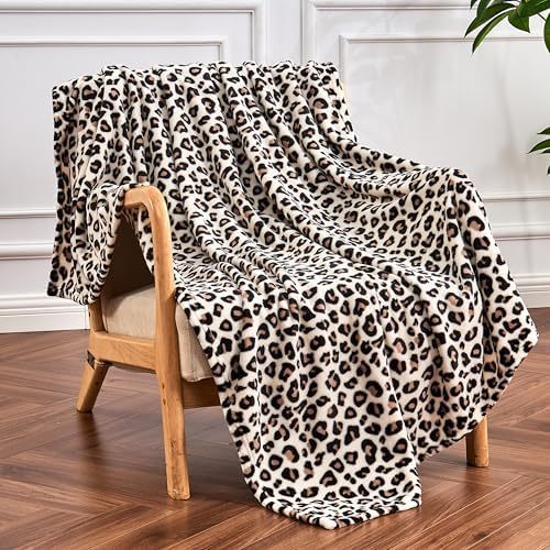 Myk julepledd i flanell med leopard- og kumønster