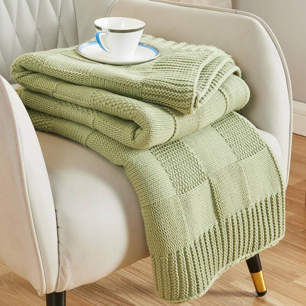 Strikket pledd med struktur, mykt og koselig i sofa og seng