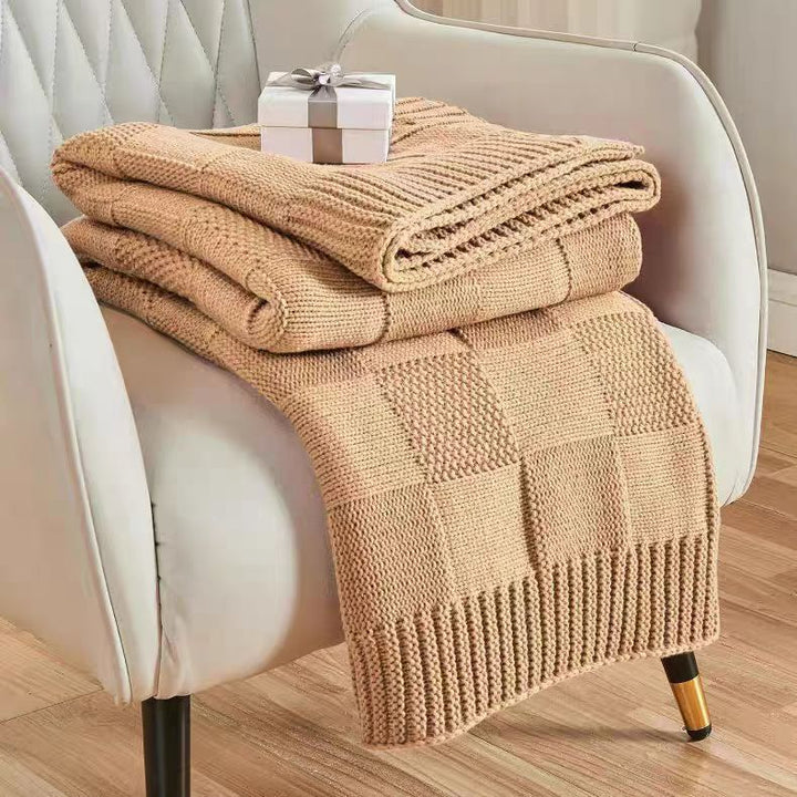 Strikket pledd med struktur, mykt og koselig i sofa og seng