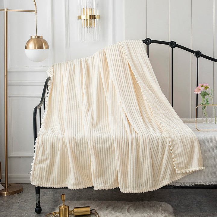 Ribbet plysjpledd med fløyelsmyk overflate og moderne stil