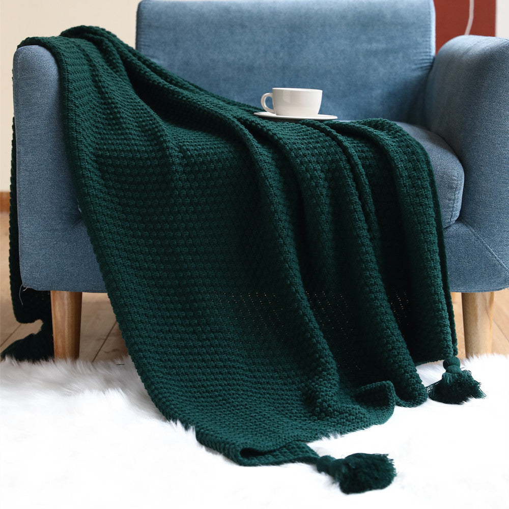 Vevd pledd i plysj med elegant mønster til sofaen