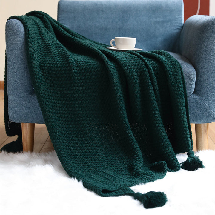 Vevd pledd i plysj med elegant mønster til sofaen