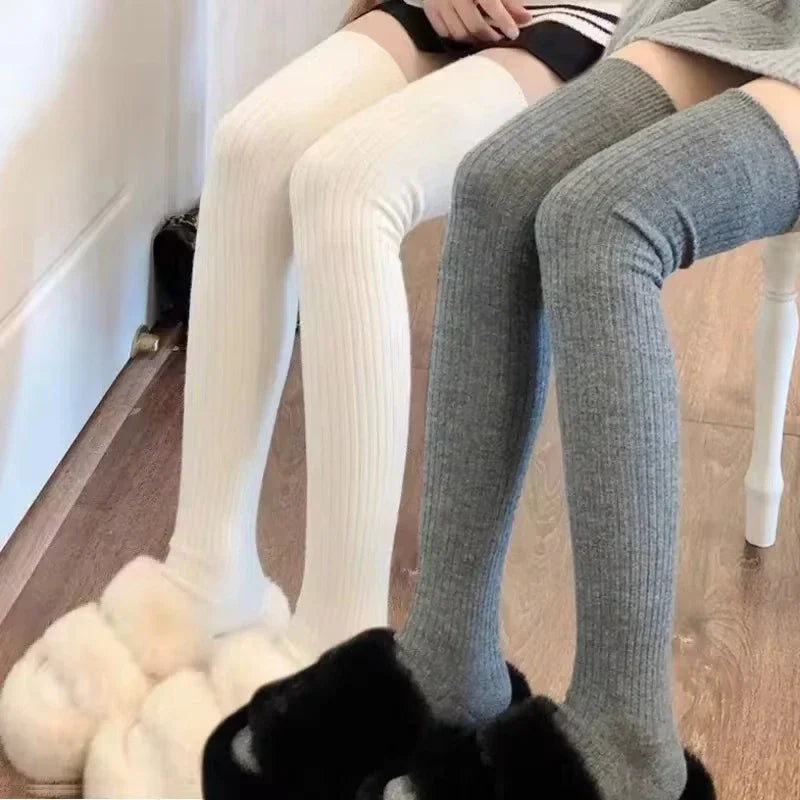 Tykke overknestrømper dame i klassiske ensfargede toner