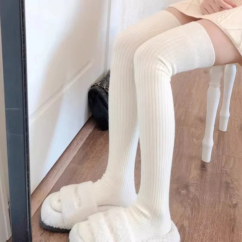 Tykke overknestrømper dame i klassiske ensfargede toner