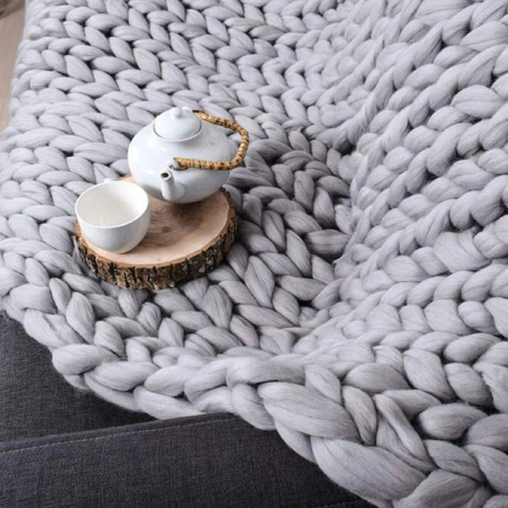 Grovstrikket ullpledd for en koselig sofa og seng