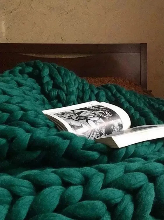 Grovstrikket ullpledd for en koselig sofa og seng