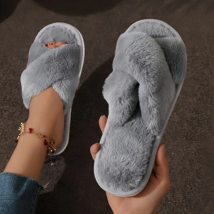 Lunvang™ Fluffy tøfler for dame med kryssbånd og sklisikker såle