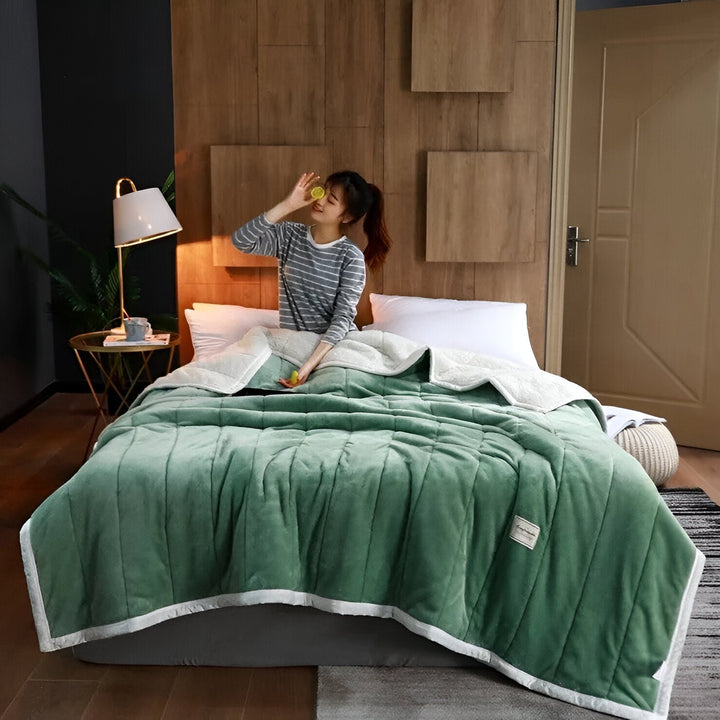 Luftig fleeceteppe, supermykt og varmt til sofaen og sengen