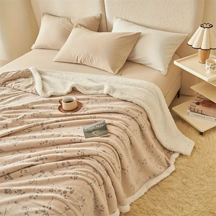Lunvang™ Dobbeltlags plysjpledd i fleece med blomster på beige