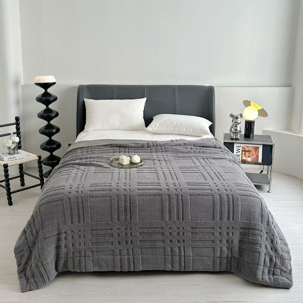 Strikket teppe med preget rutemønster i dobbel myk mikrofiber