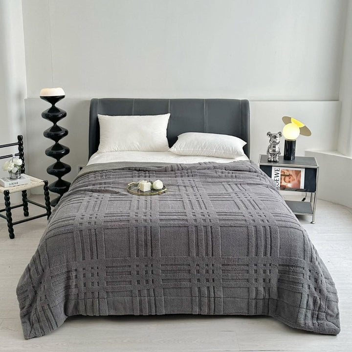 Strikket teppe med preget rutemønster i dobbel myk mikrofiber
