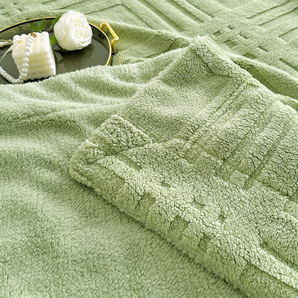 Strikket teppe med preget rutemønster i dobbel myk mikrofiber