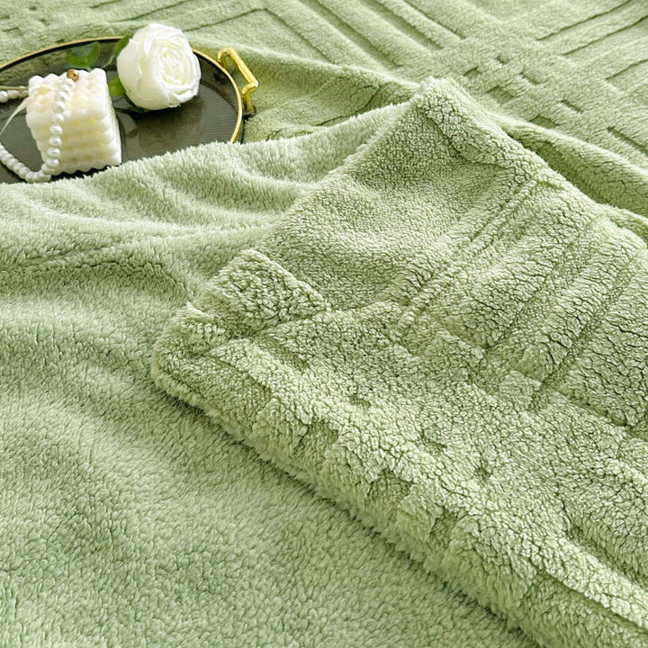 Strikket teppe med preget rutemønster i dobbel myk mikrofiber