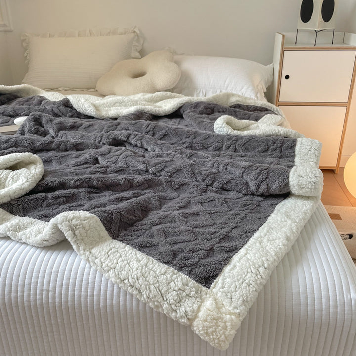 Kremhvitt flettestrikket pledd med teddykant