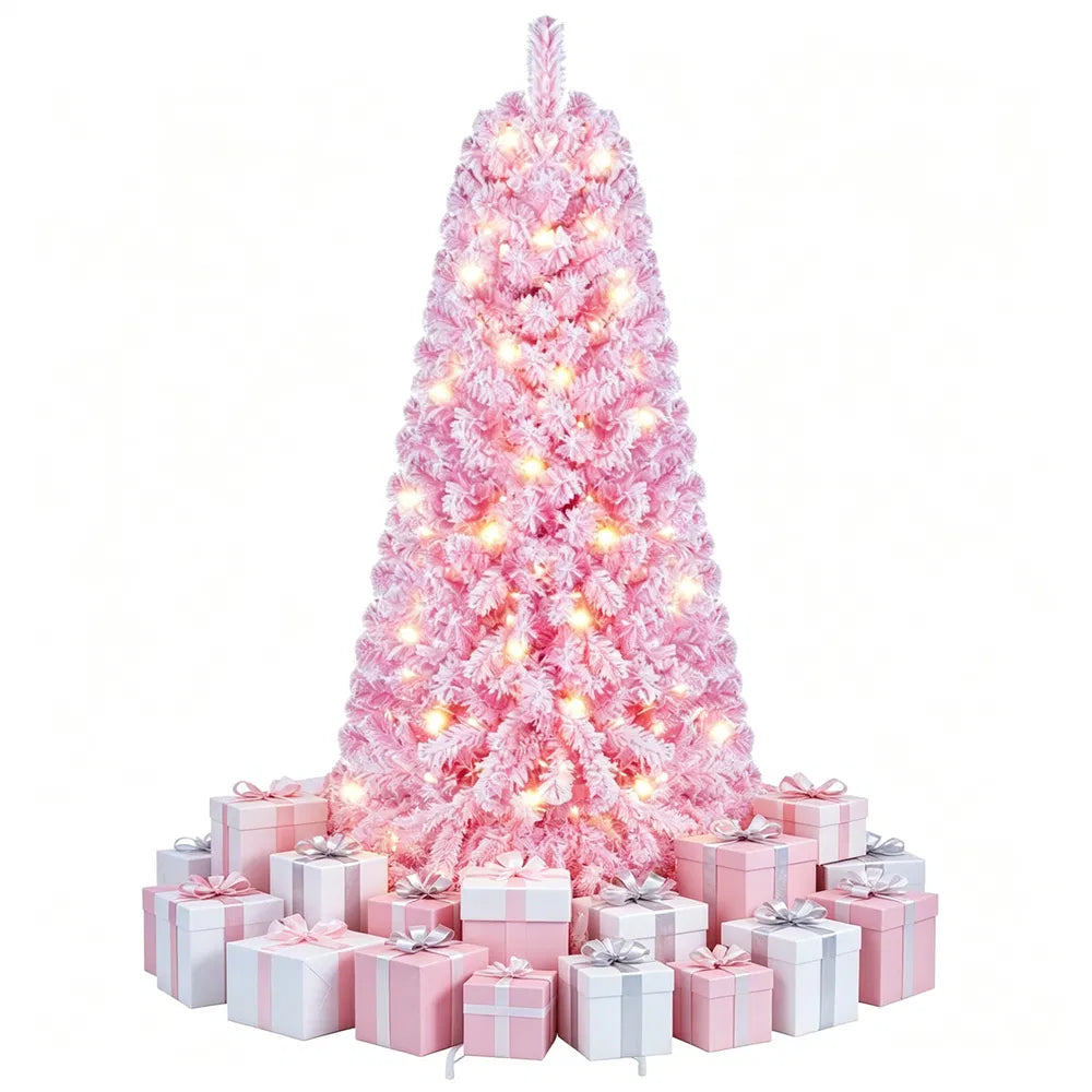 Lite rosa snødekt juletre med lys