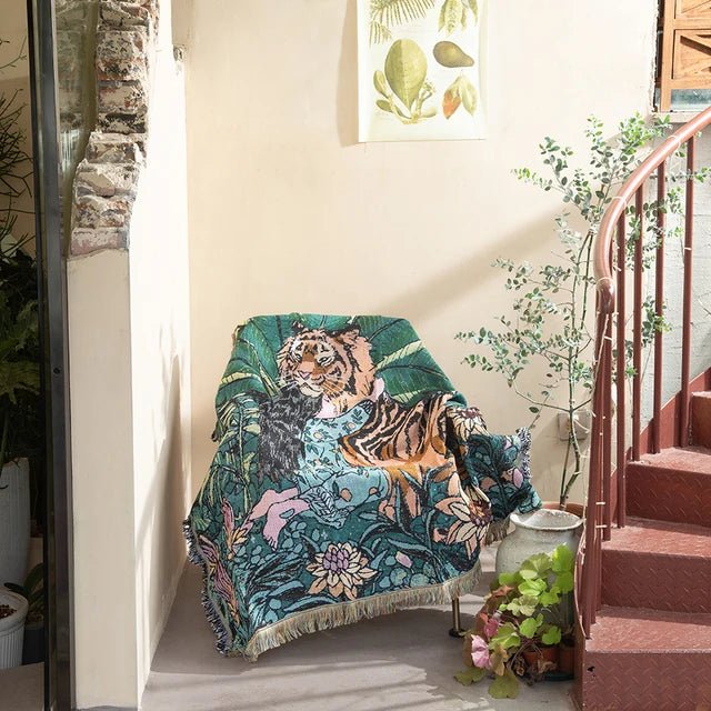 Vevd pledd med abstrakt motiv, jacquard til sofa og vegg
