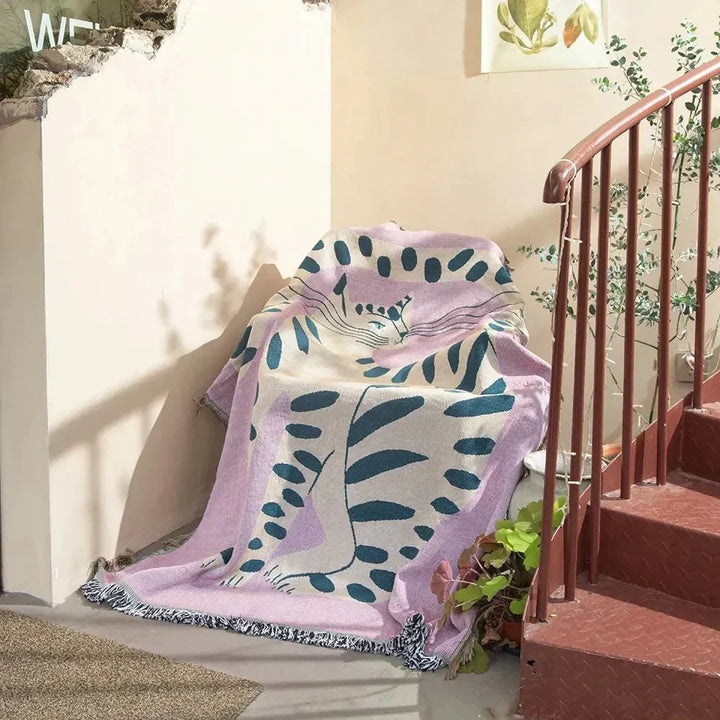 Vevd pledd med abstrakt motiv, jacquard til sofa og vegg