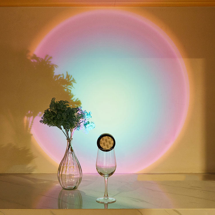 Trykklampe som lyser oransje på vegg
