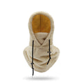 Person med plysjbalaklava i beige