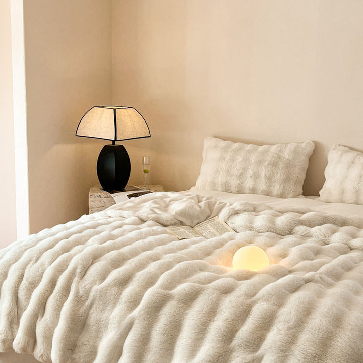 Tykt beige plysjpledd med boblemønster
