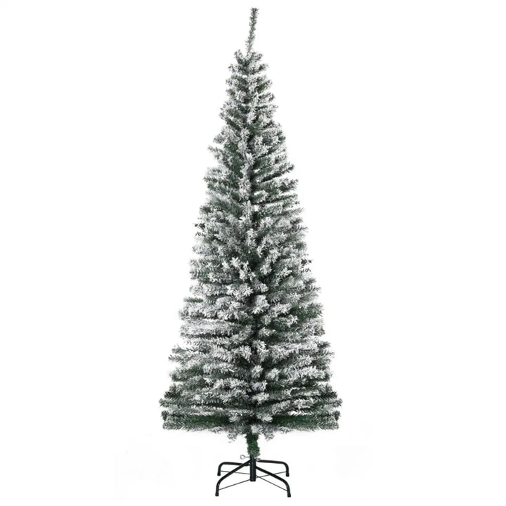 Smalt juletre med hvit kunstsnø