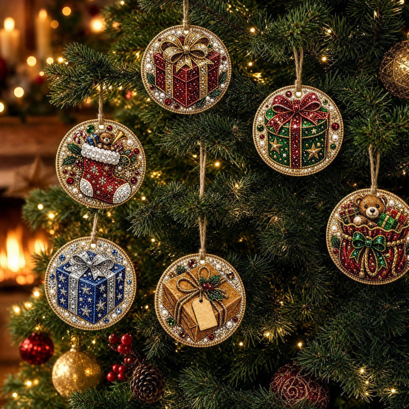 Seks julekuler i tre med diamantmaling