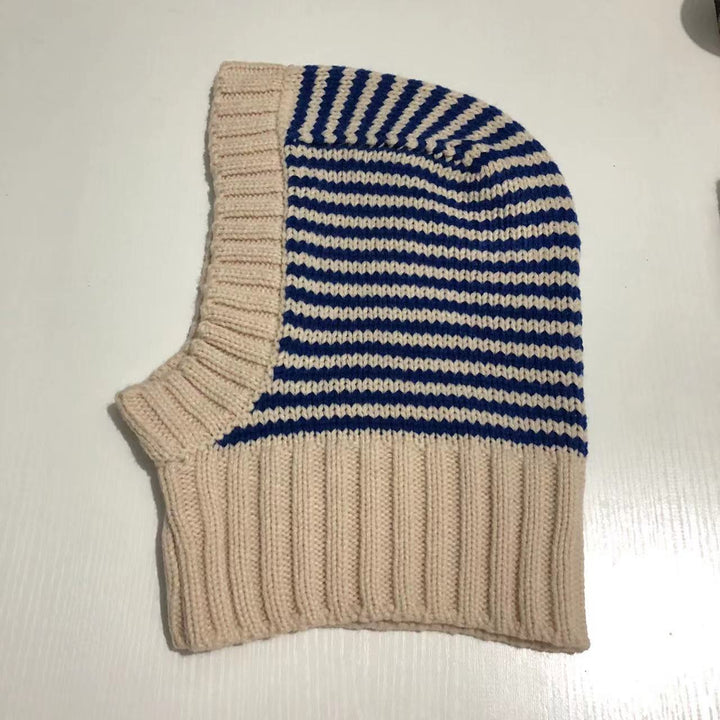 Person i stripete strikket balaclava