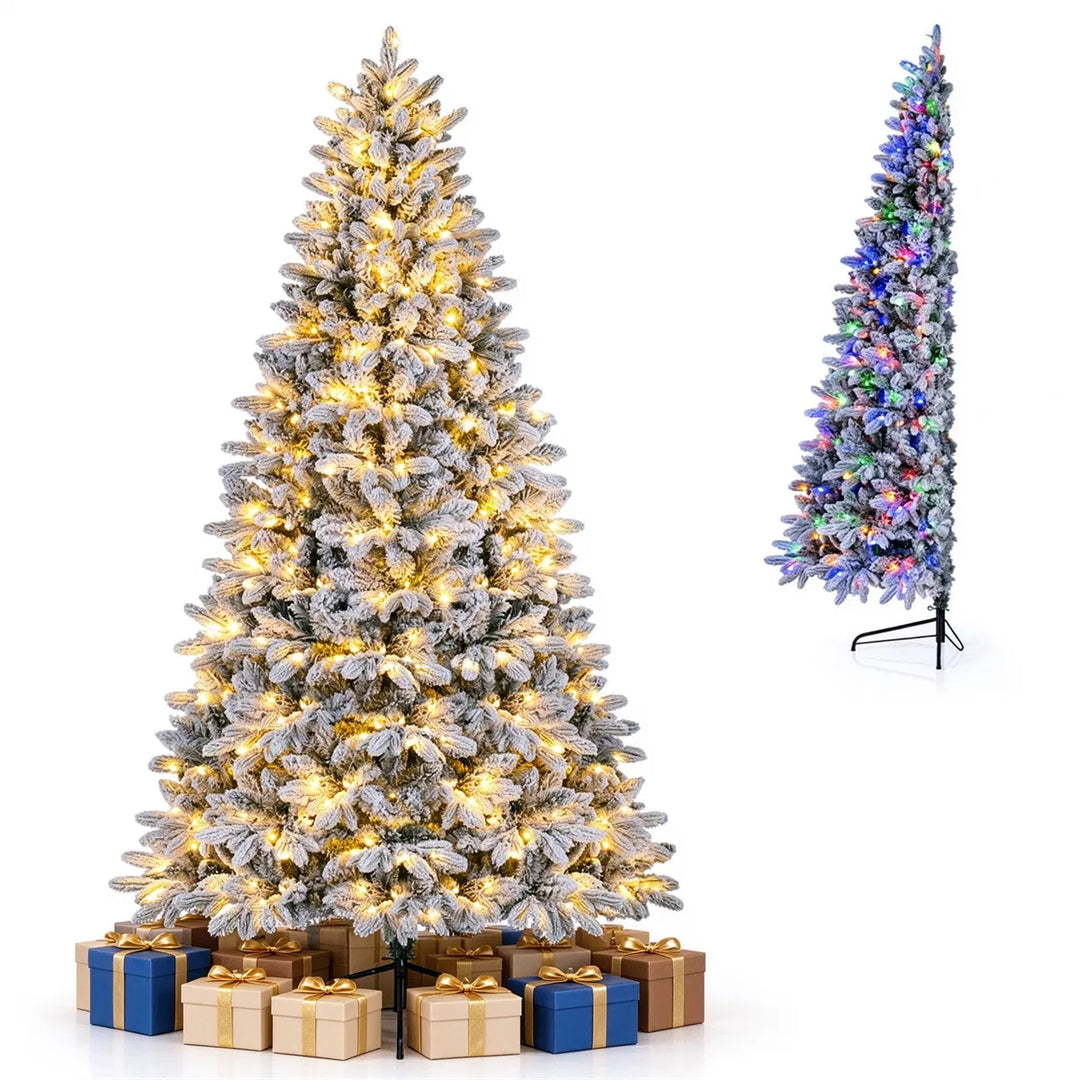 Halvt snødekt juletre inntil vegg