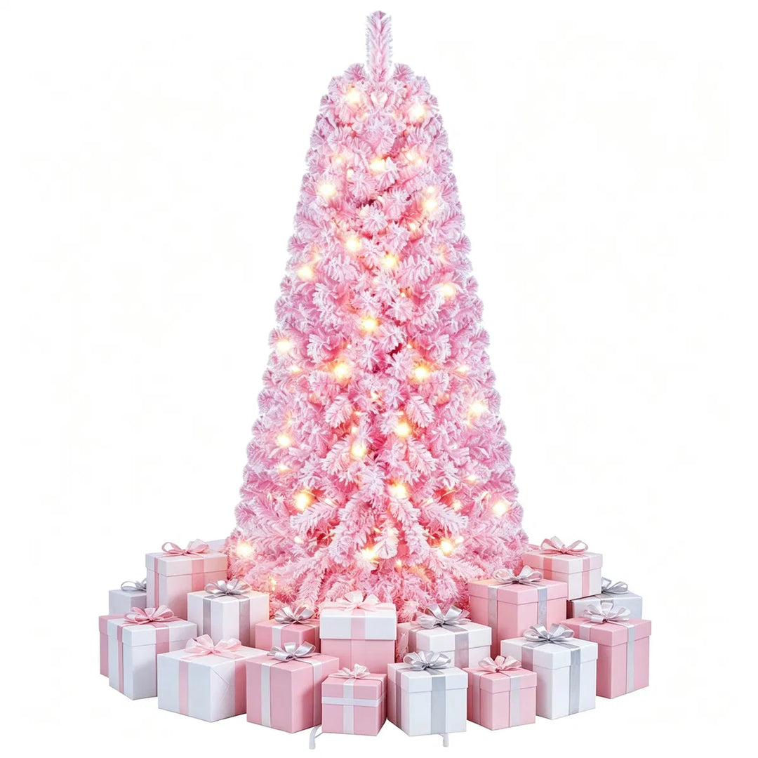Lite rosa snødekt juletre med lys