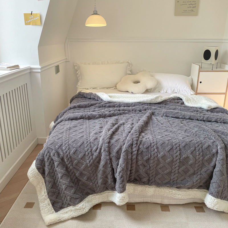 Kremhvitt flettestrikket pledd med teddykant