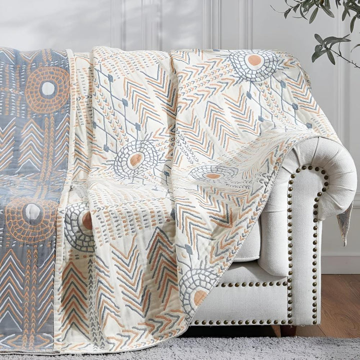 Vendbart plysjpledd til sofa og seng med to uttrykk