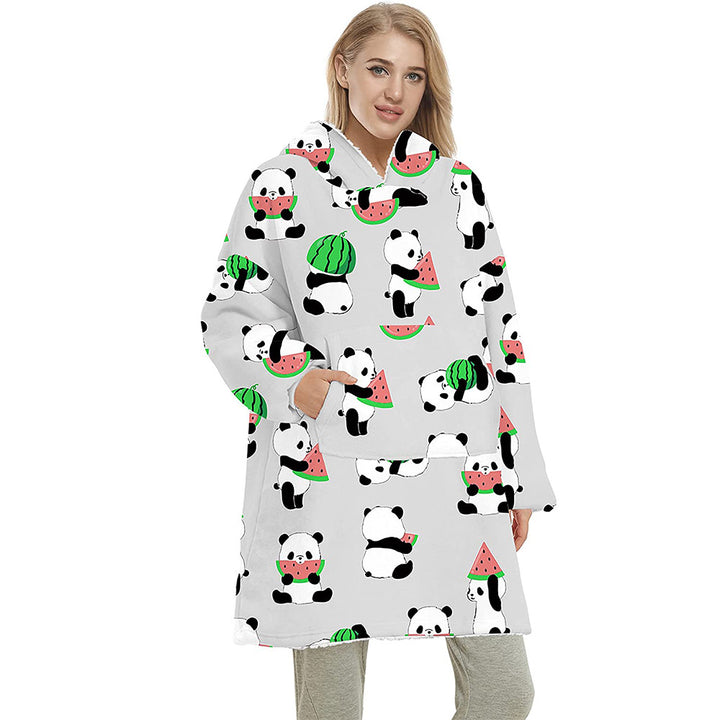 Person i stort hettepledd med pandamønster