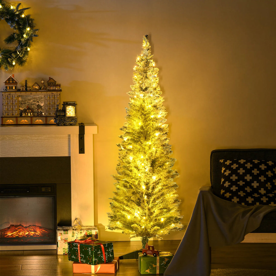 Lite snødekt juletre med varmhvite lys