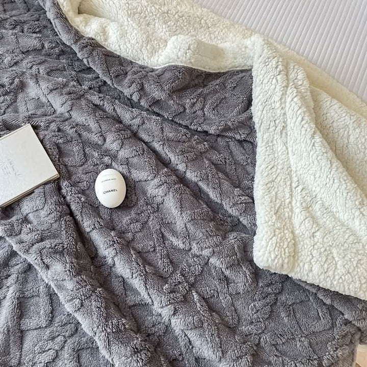 Mykt pledd til seng, sofa og reise – i ni farger
