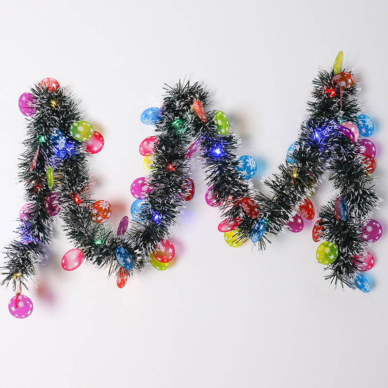 Glittergirlander med LED-lys og nisser