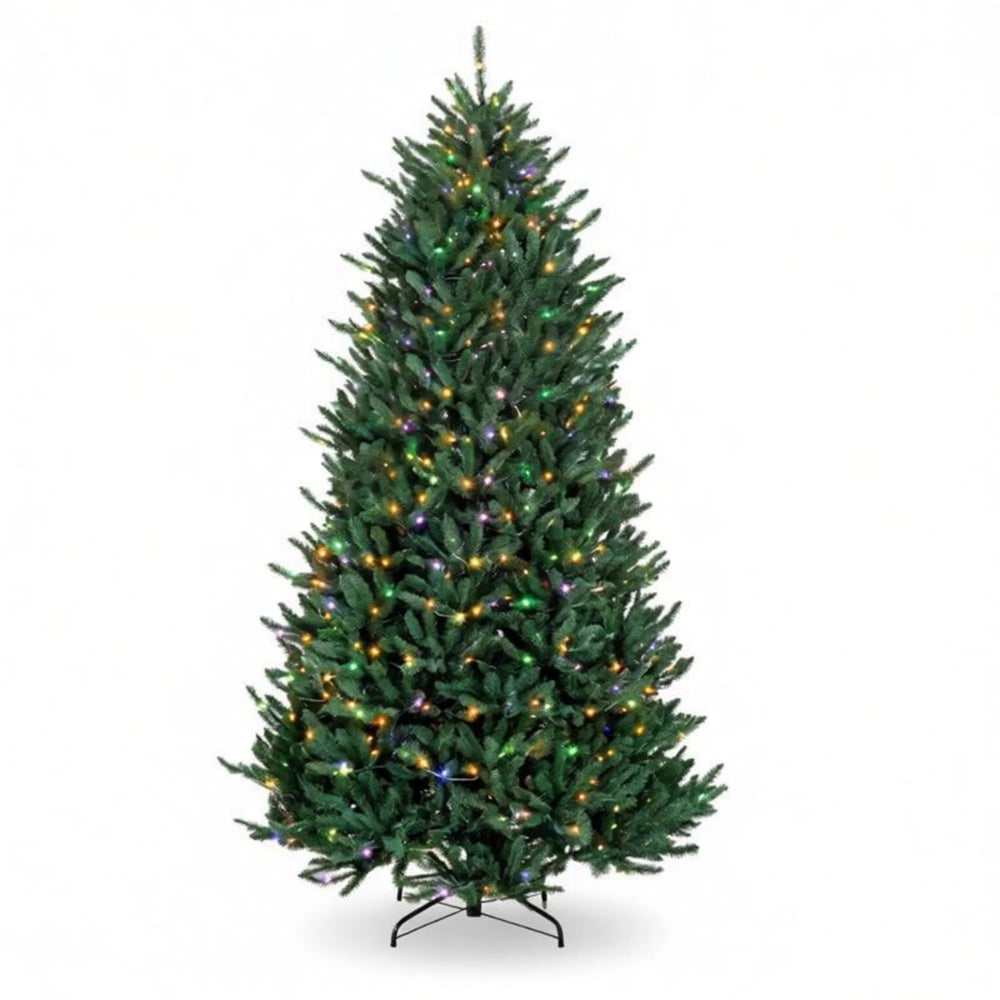 Stort fyldig juletre med lys i stort rom