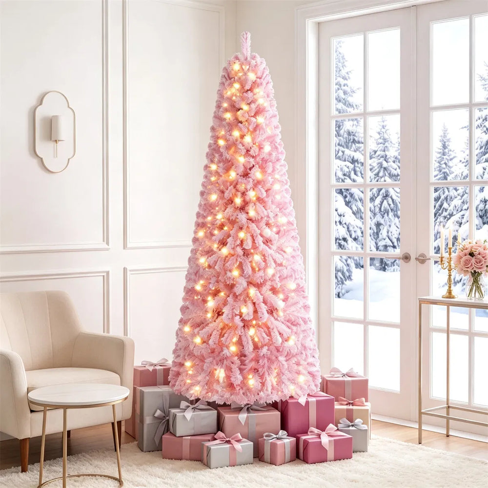 Rosa snødekt juletre med varmhvite lys